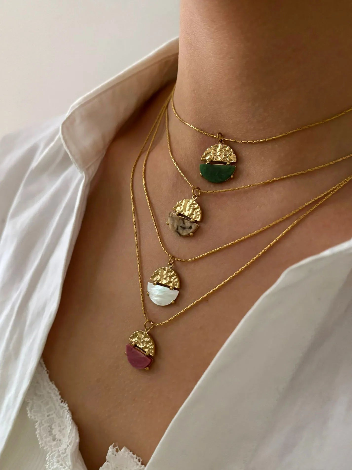 Colar Pingente Circular em Aço Inoxidável Banhado a Ouro 18K