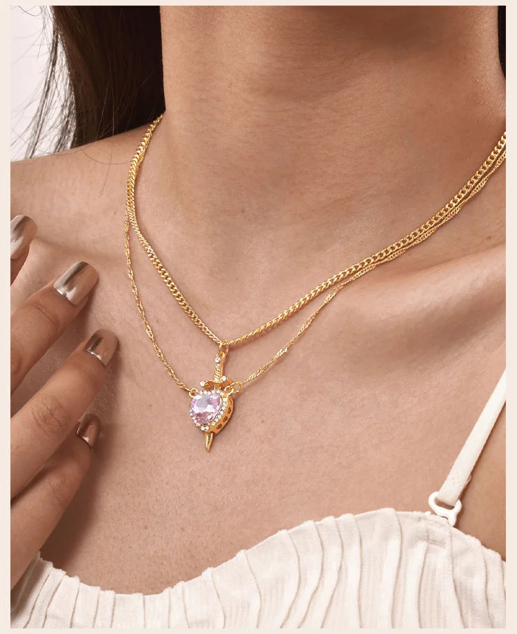 Colar Pingente Coração e Espada com Zircão Banhado a Ouro