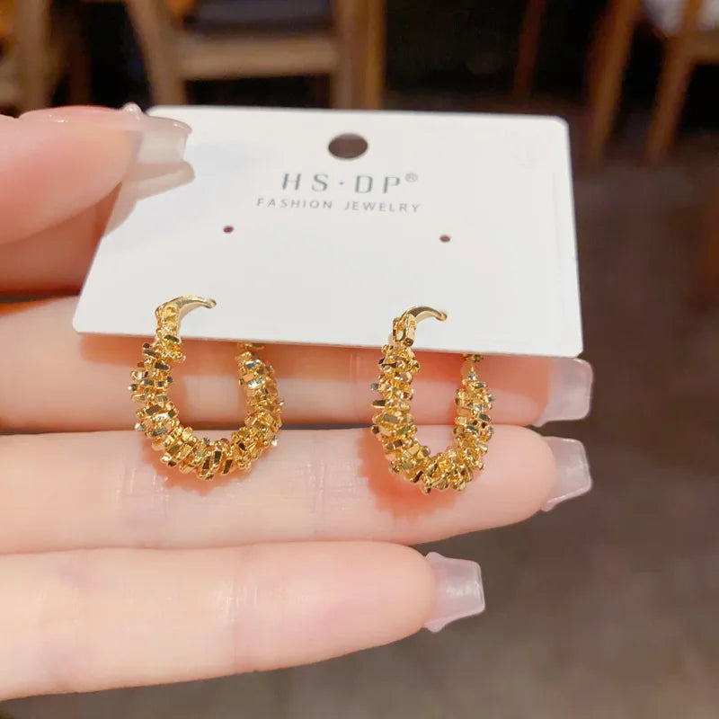 Lats retro luz luxo exagerado torcido metal hoop brincos para mulheres moda high-end nicho design jóias atacado