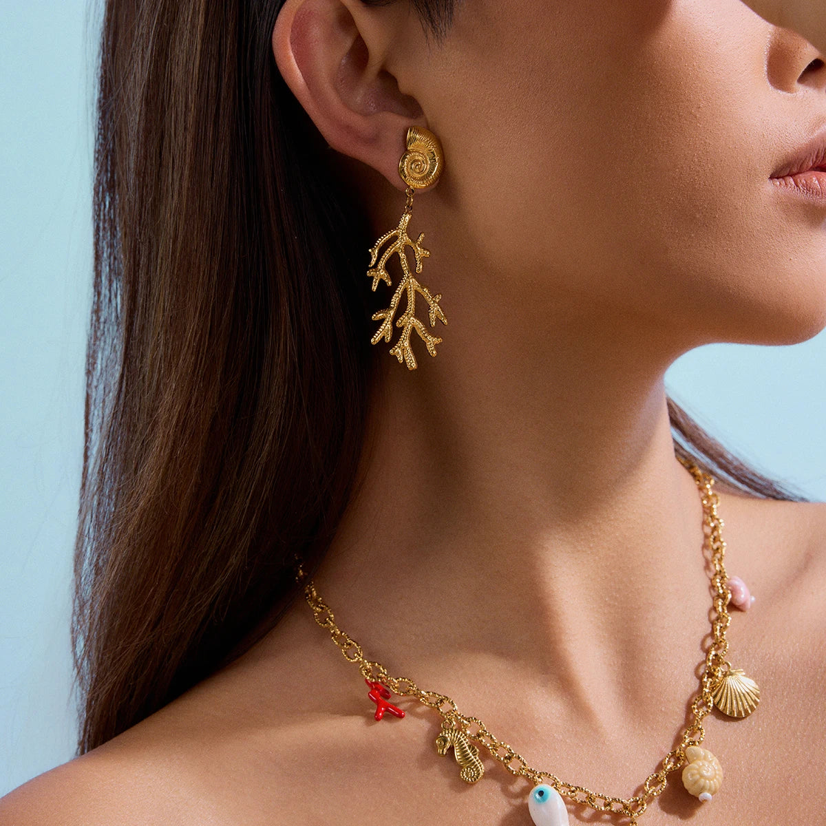 Brincos Elegância Oceânica: Concha e Coral Banhados a Ouro 18K