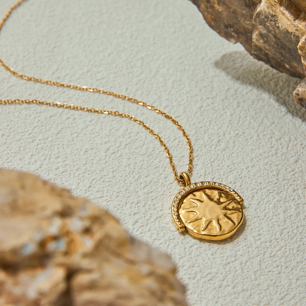 Colar Rotativo Estrela e Lua Banhado a Ouro 18K