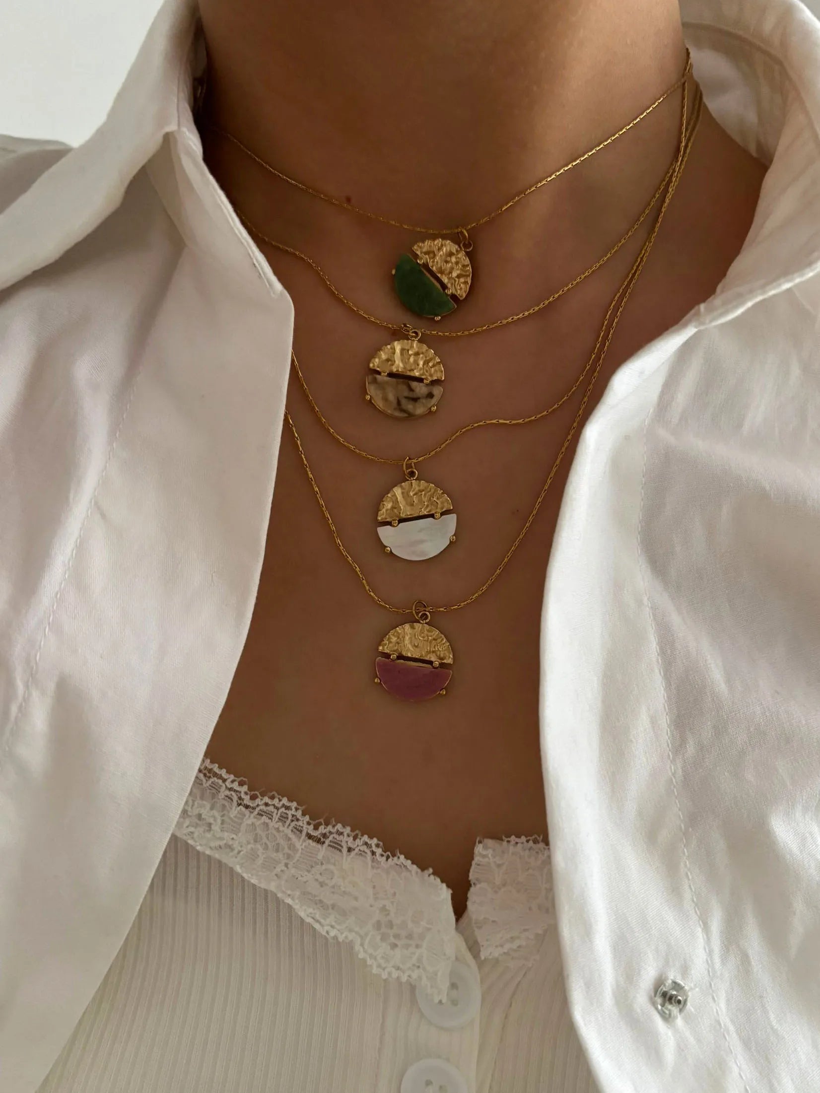 Colar Pingente Circular em Aço Inoxidável Banhado a Ouro 18K