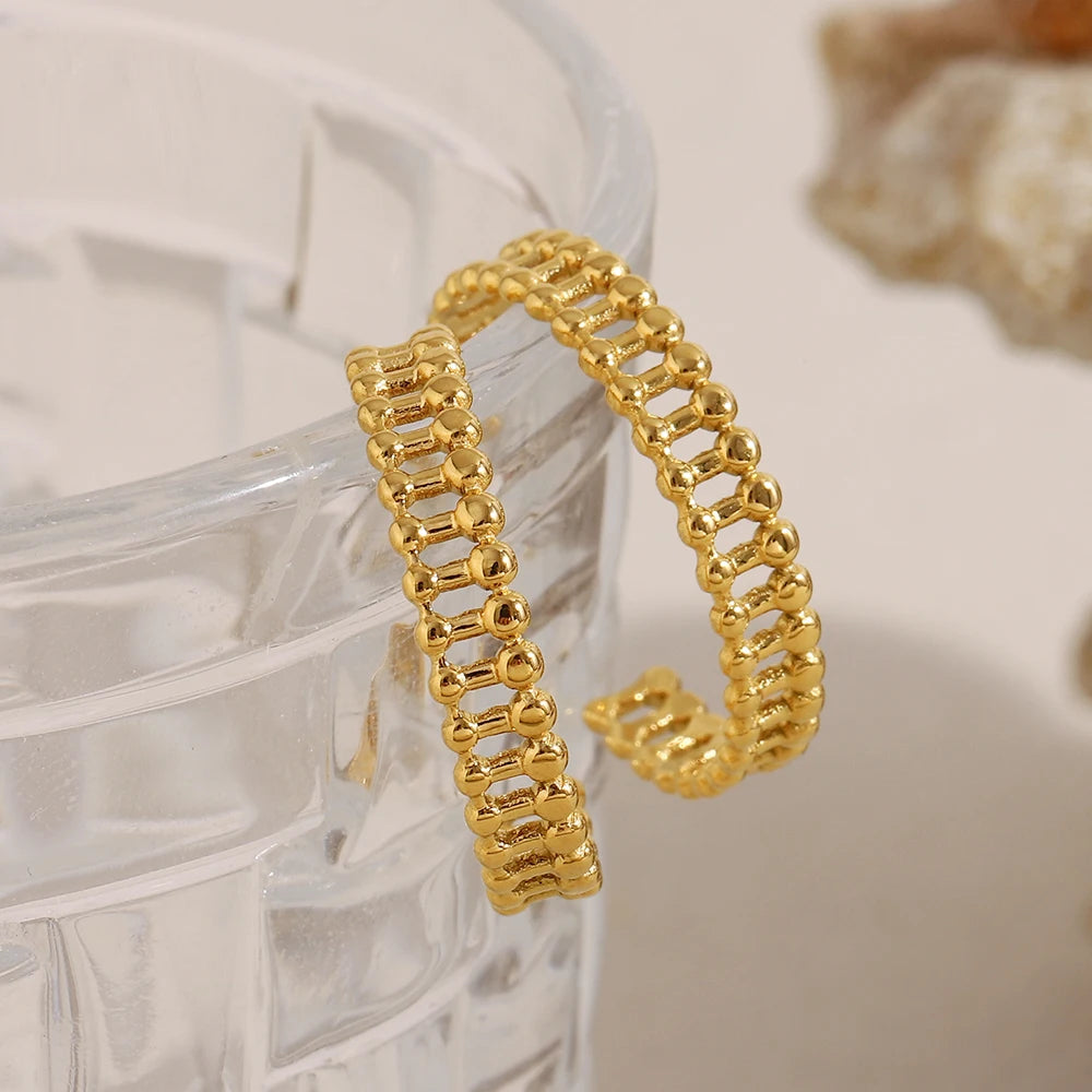 Ebbelle Brinco distintivo statememt em forma de C oco para mulheres metal banhado a ouro 18K joias para orelha da vida diária