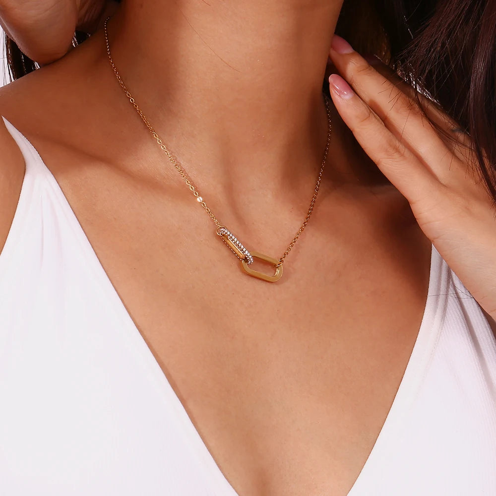 Colar Luxuoso com Pingente de Strass em Aço Inoxidável