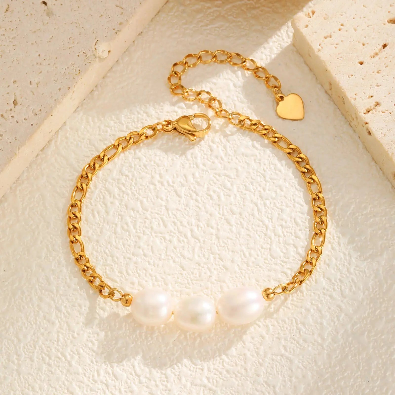 Elegante Pulseira de Pérolas com Corrente Banhada a Ouro 18K