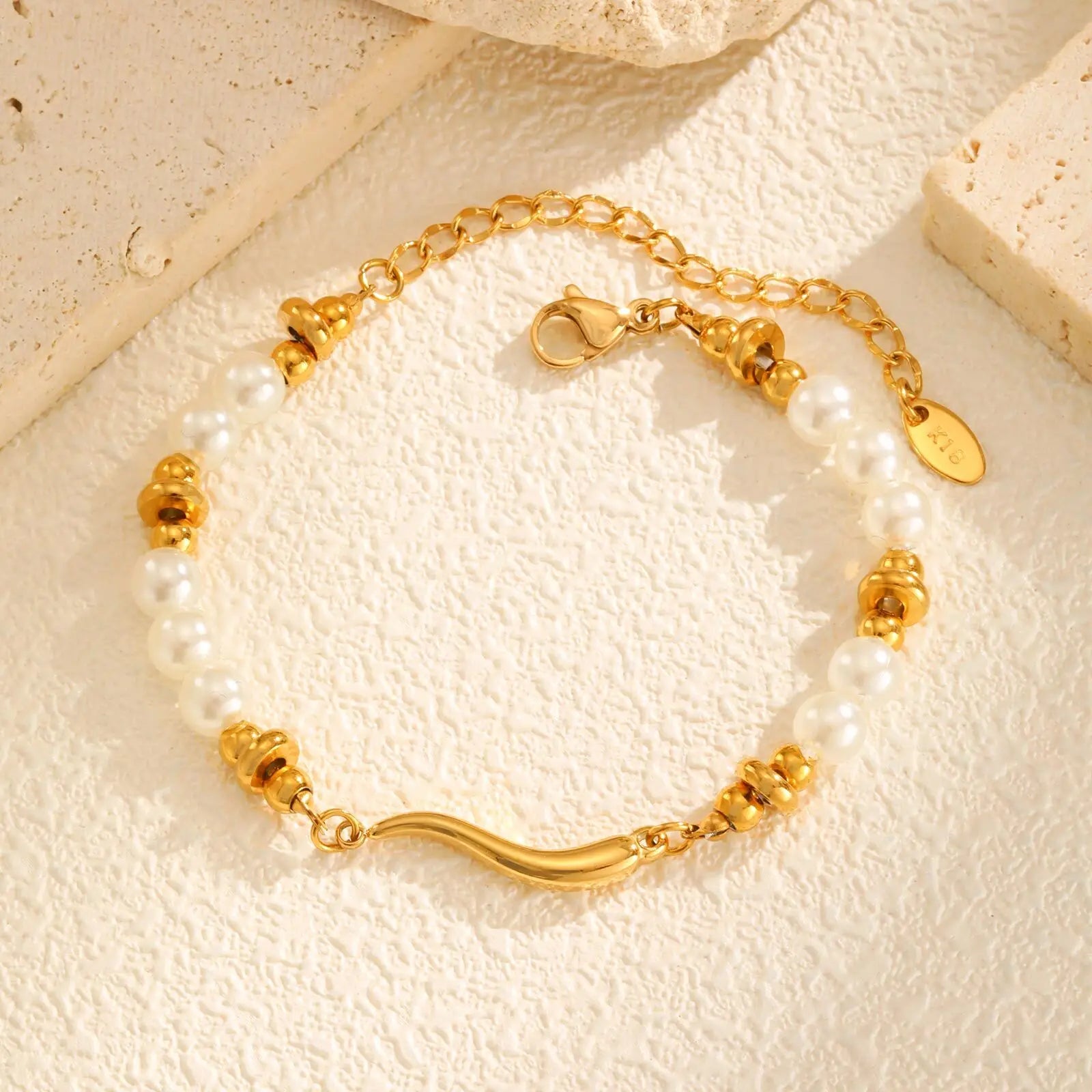 Elegante Pulseira de Pérolas com Corrente Banhada a Ouro 18K