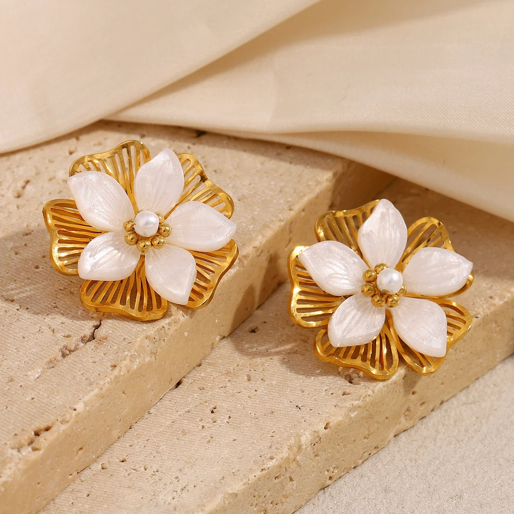 Brinco Flor de Concha Dourada Ebbelle - Luxo Hipoalergênico
