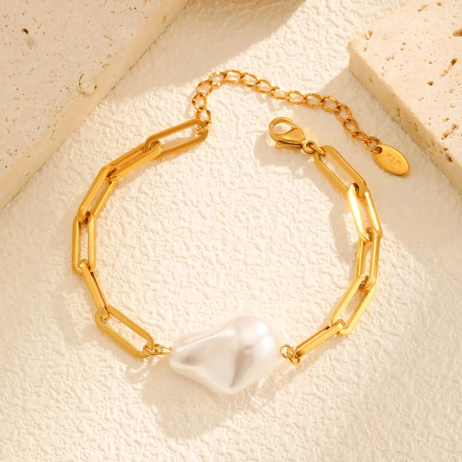 Elegante Pulseira de Pérolas com Corrente Banhada a Ouro 18K