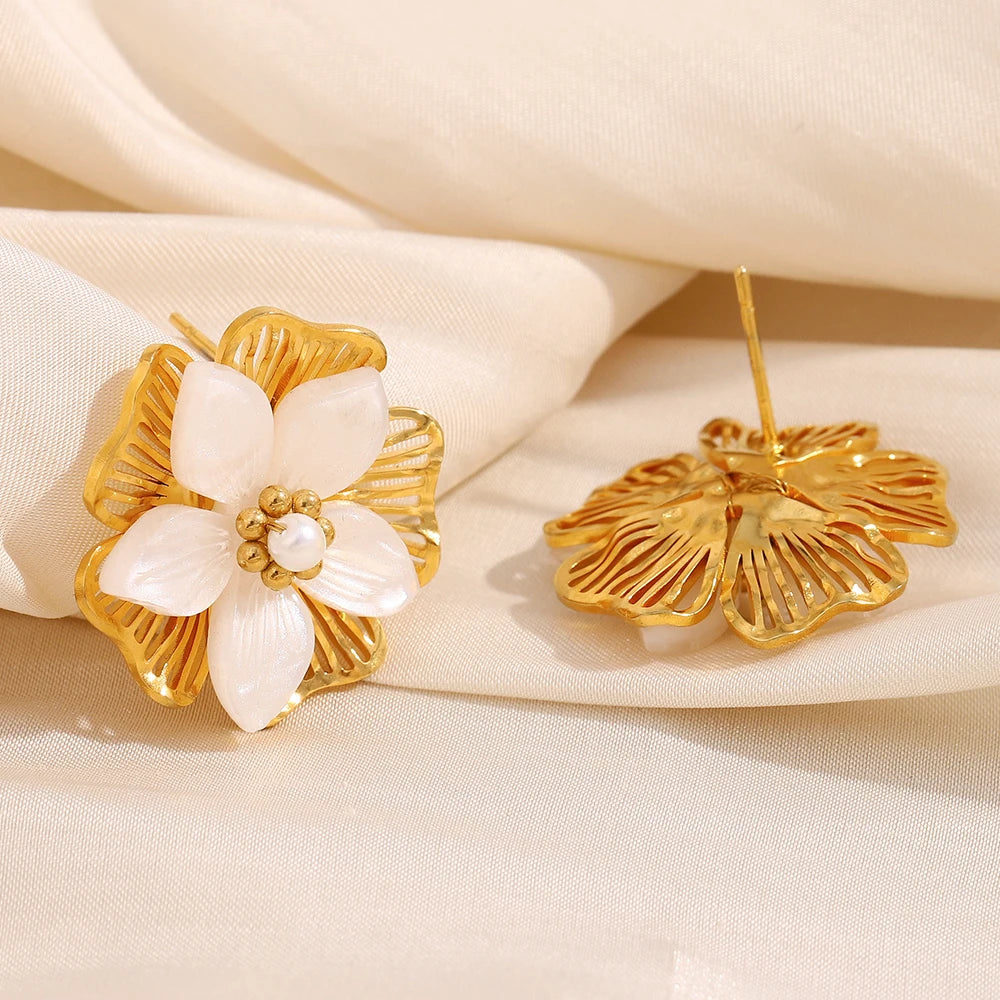 Brinco Flor de Concha Dourada Ebbelle - Luxo Hipoalergênico