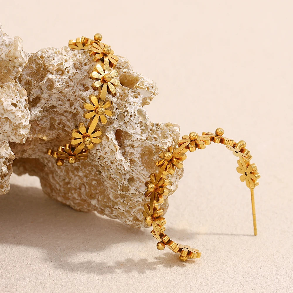 Ebbelle Brinco de flor em forma de C requintado 18K banhado a ouro aço inoxidável acessórios de joias de orelha femininos da moda
