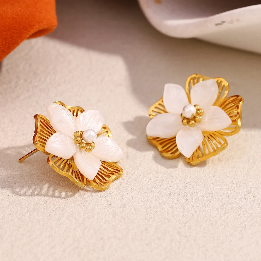 Brinco Flor de Concha Dourada Ebbelle - Luxo Hipoalergênico