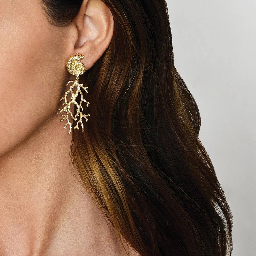 Brincos Elegância Oceânica: Concha e Coral Banhados a Ouro 18K