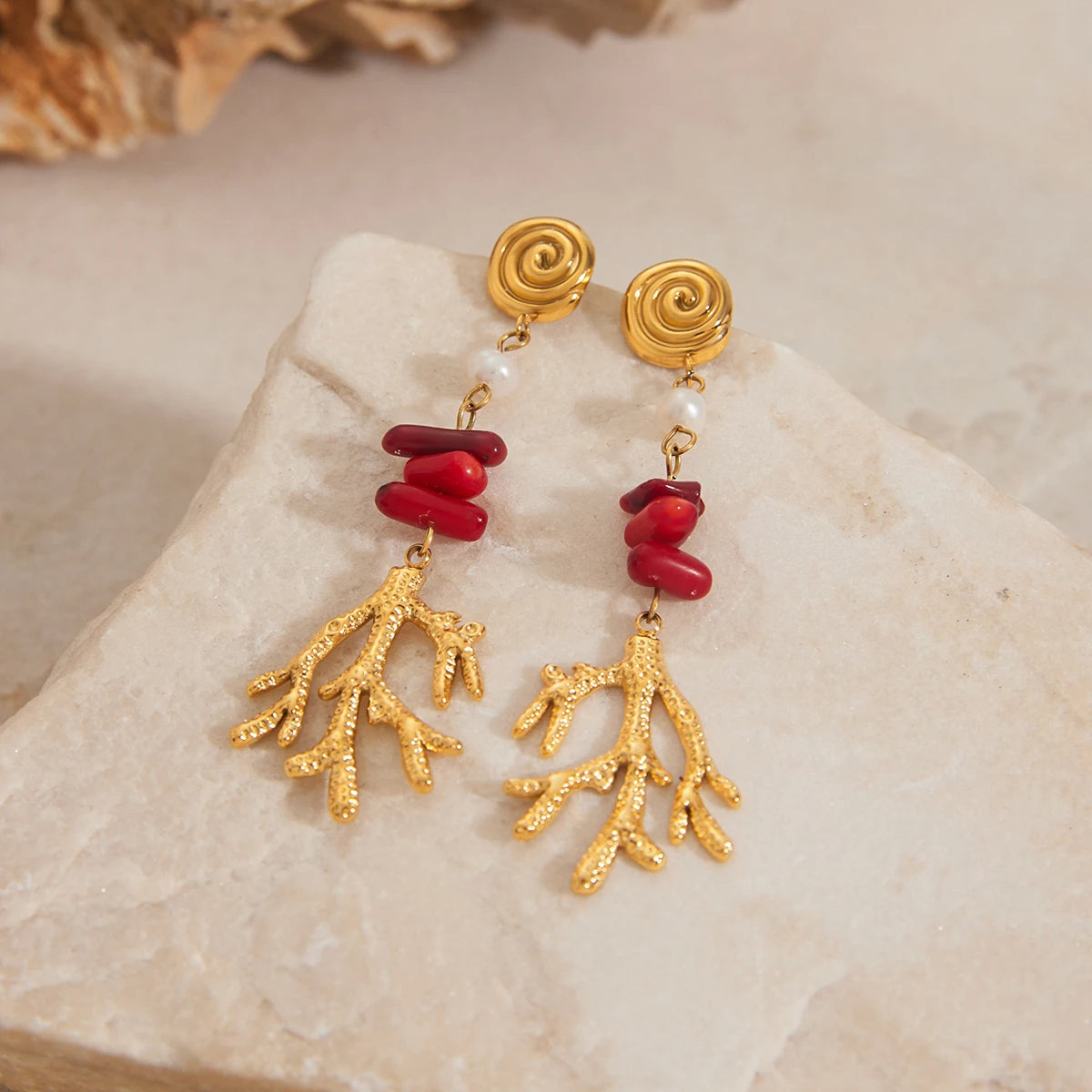 Brincos Elegantes de Coral Vermelho e Pérola