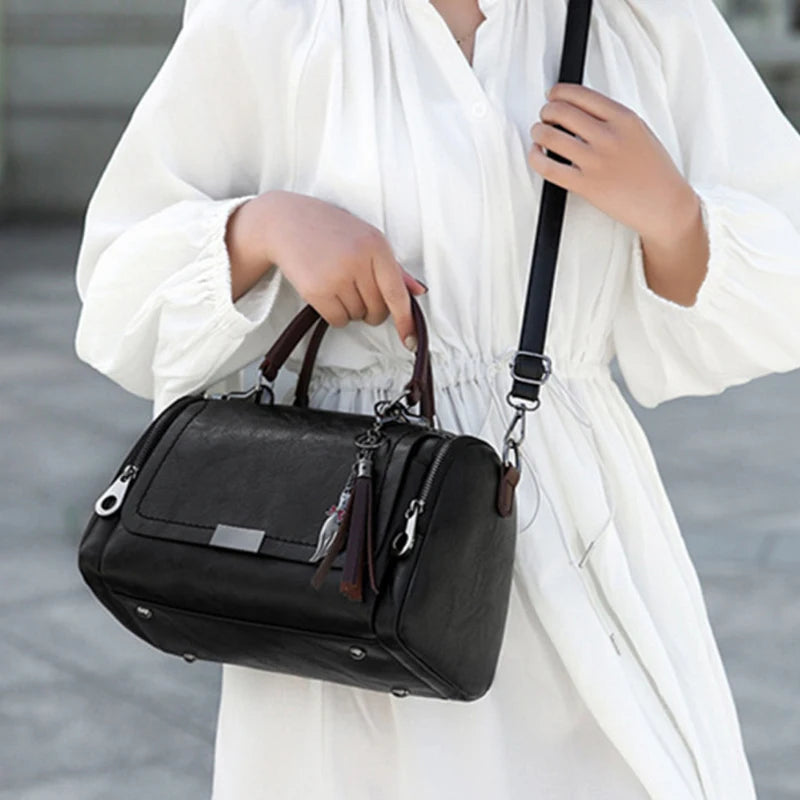 Bolsa Boston Elegance com Borla e Alça Removível
