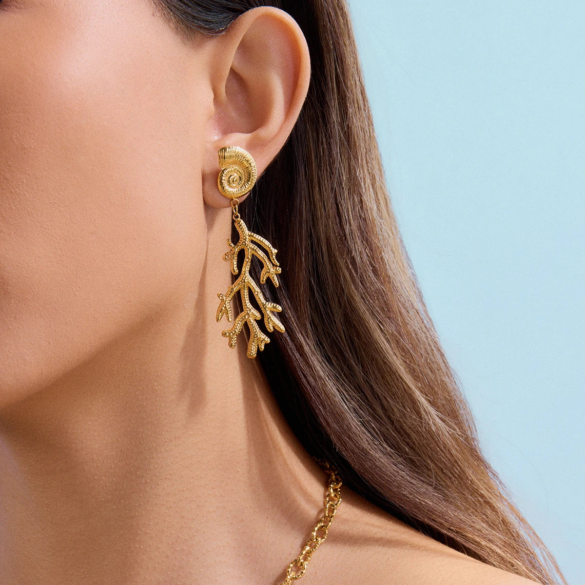 Brincos Elegância Oceânica: Concha e Coral Banhados a Ouro 18K