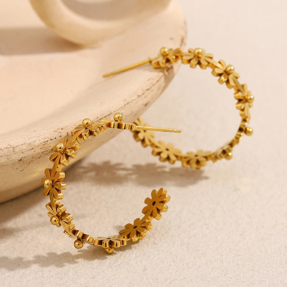 Ebbelle Brinco de flor em forma de C requintado 18K banhado a ouro aço inoxidável acessórios de joias de orelha femininos da moda