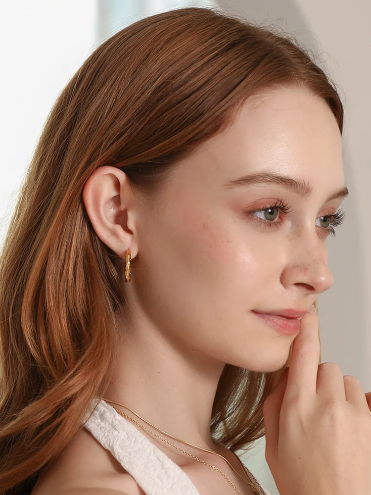 Ebbelle Pequeno C-forma Irregular Martelo Padrão Brinco de Aço Inoxidável 18K Banhado A Ouro Moda Feminina Joias de Festa