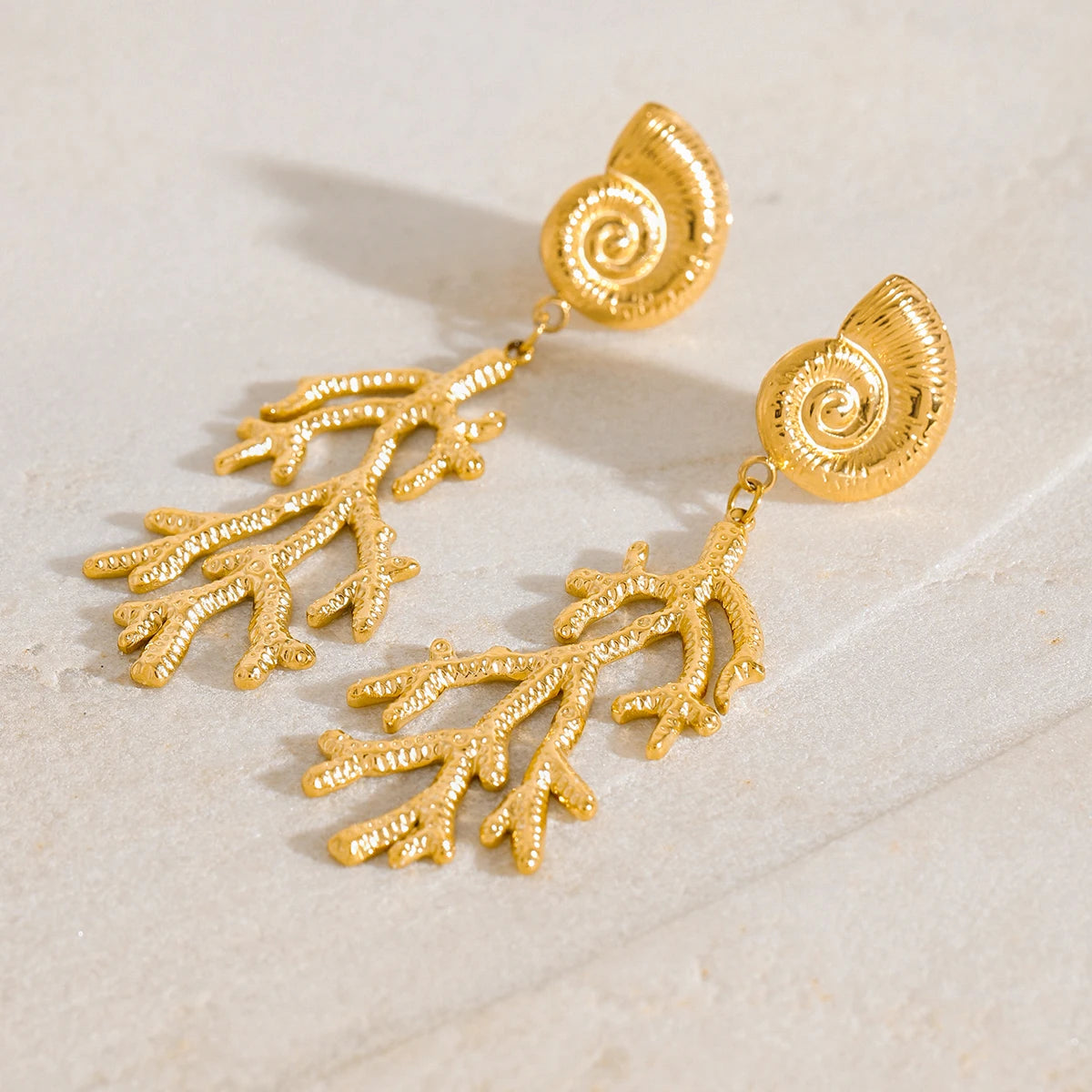 Brincos Elegância Oceânica: Concha e Coral Banhados a Ouro 18K