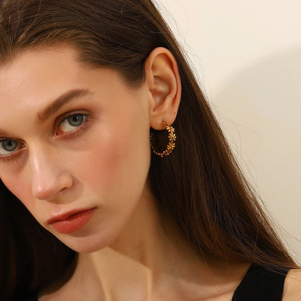 Ebbelle Brinco de flor em forma de C requintado 18K banhado a ouro aço inoxidável acessórios de joias de orelha femininos da moda