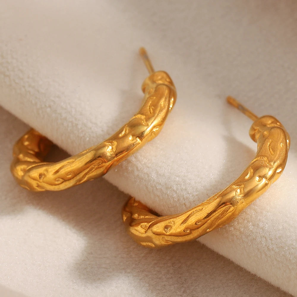 Ebbelle Pequeno C-forma Irregular Martelo Padrão Brinco de Aço Inoxidável 18K Banhado A Ouro Moda Feminina Joias de Festa
