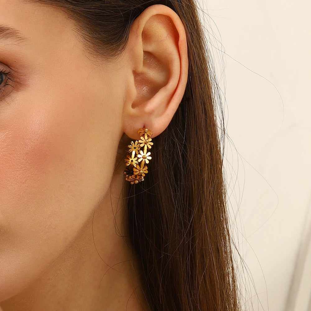 Ebbelle Brinco de flor em forma de C requintado 18K banhado a ouro aço inoxidável acessórios de joias de orelha femininos da moda