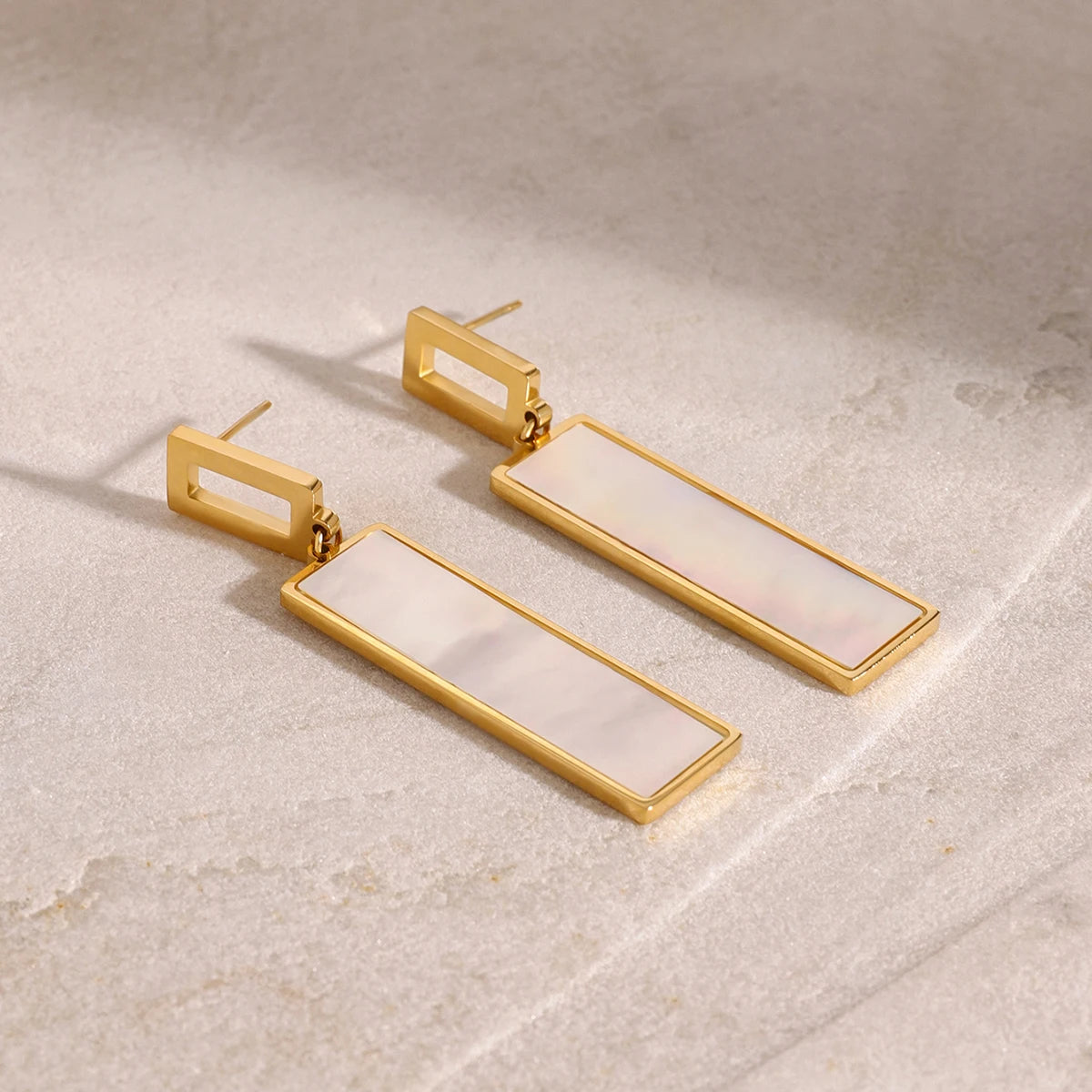 Brincos Geométricos com Pingente em Concha e Aço Inox 18K