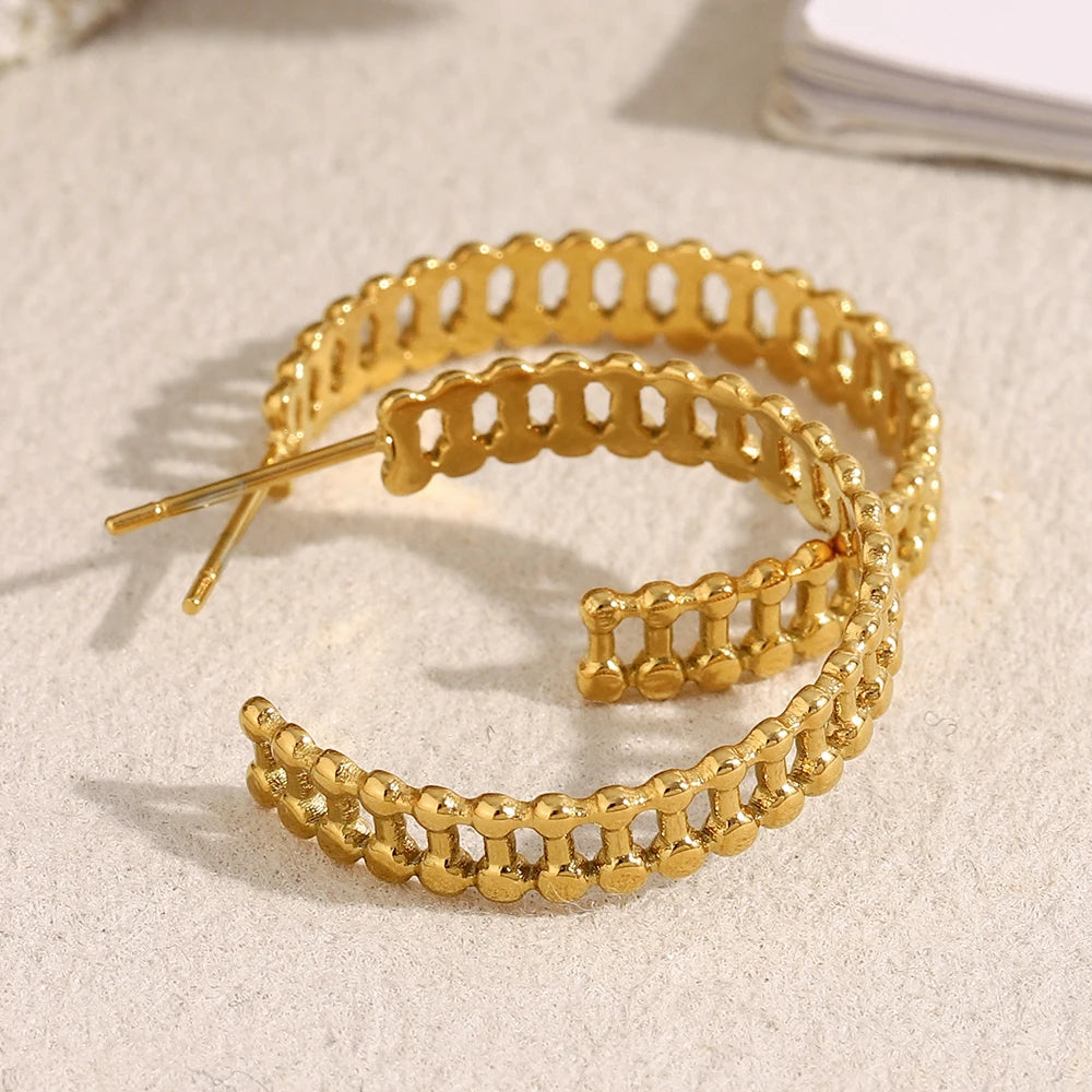Ebbelle Brinco distintivo statememt em forma de C oco para mulheres metal banhado a ouro 18K joias para orelha da vida diária