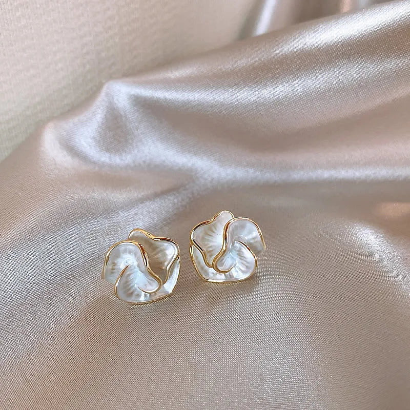 Brincos Florais de Esmalte Branco Dobrados - Design Exclusivo