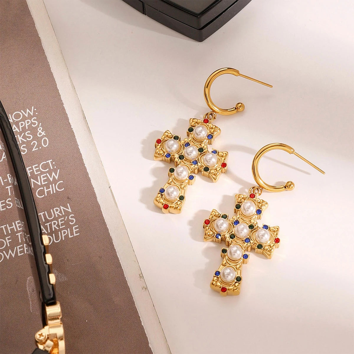 Brincos Cruz Zircão Colorido com Pérola em Ouro 18K
