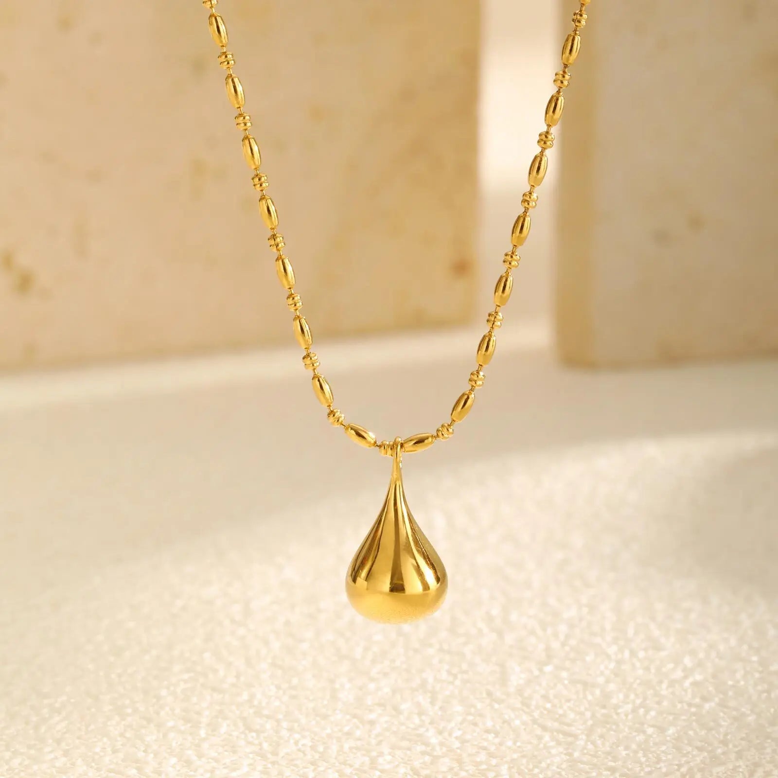 Colar Pingente Gota de Água Banhado a Ouro 18K