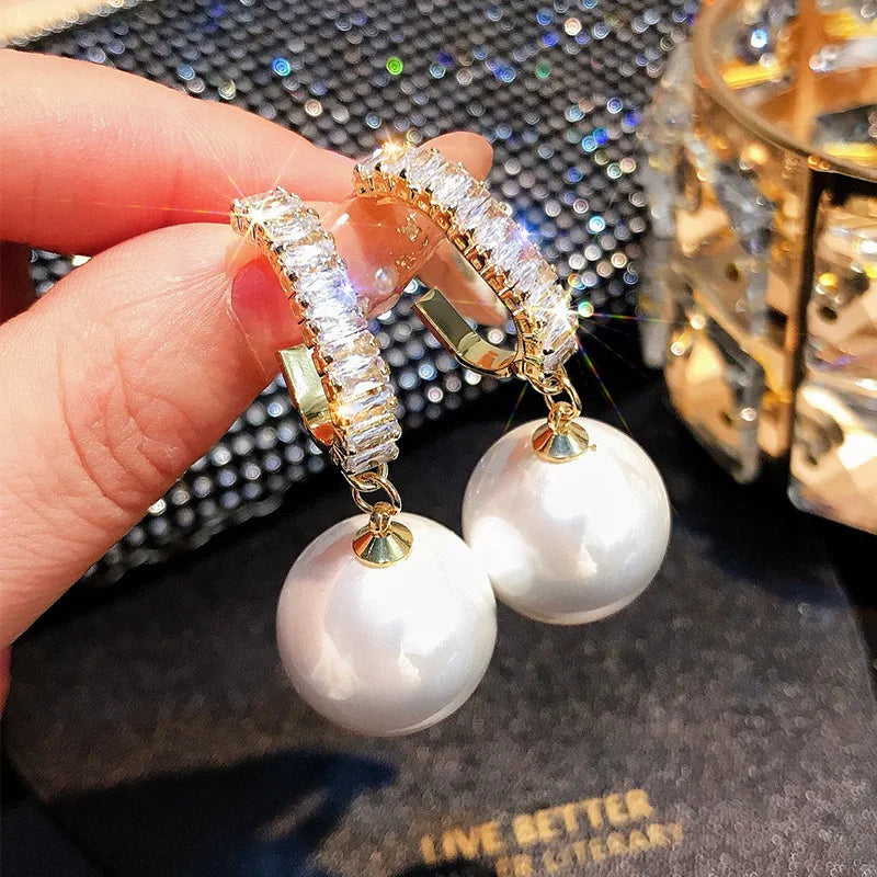 Brincos Elegantes de Pérola Simulada com Cristais