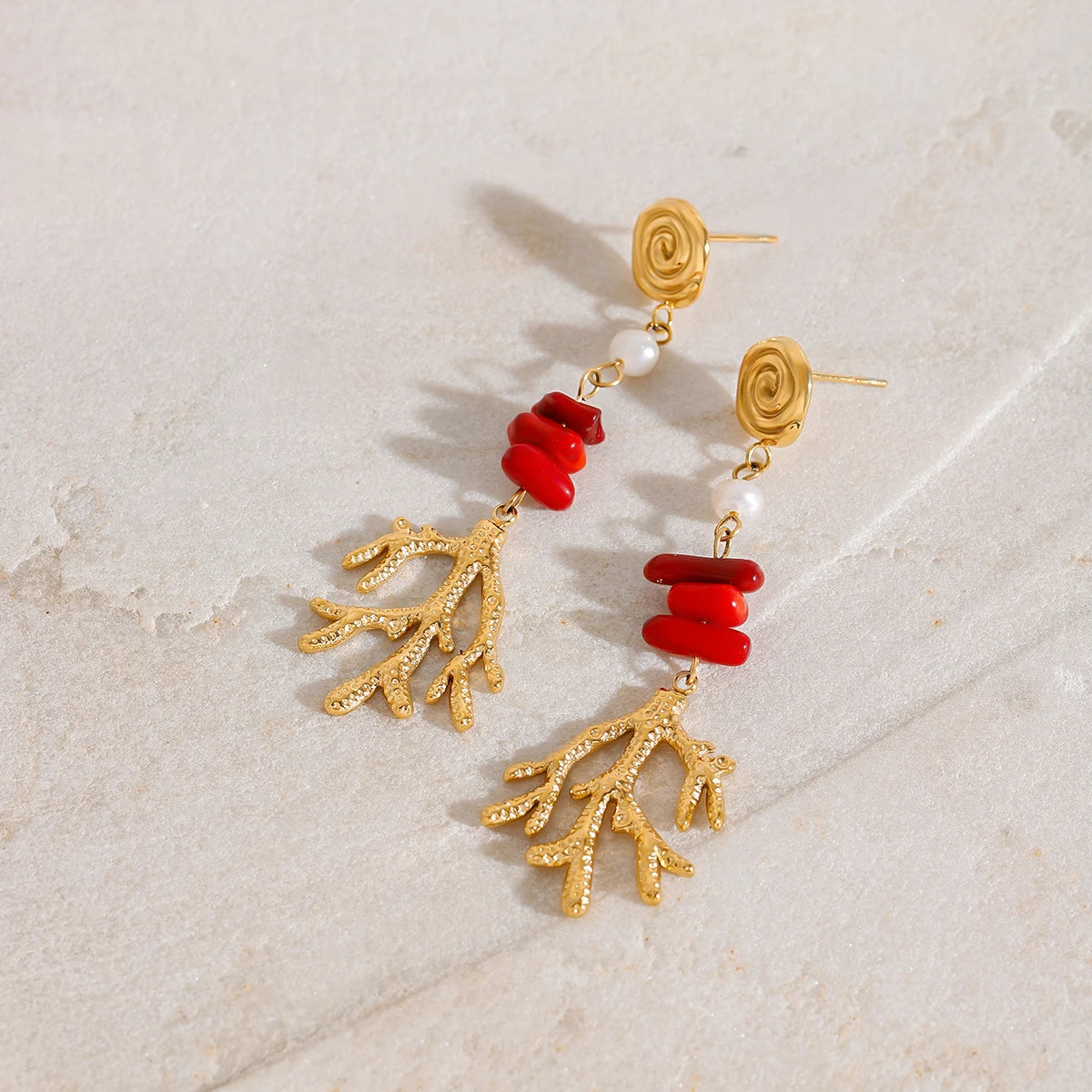 Brincos Elegantes de Coral Vermelho e Pérola