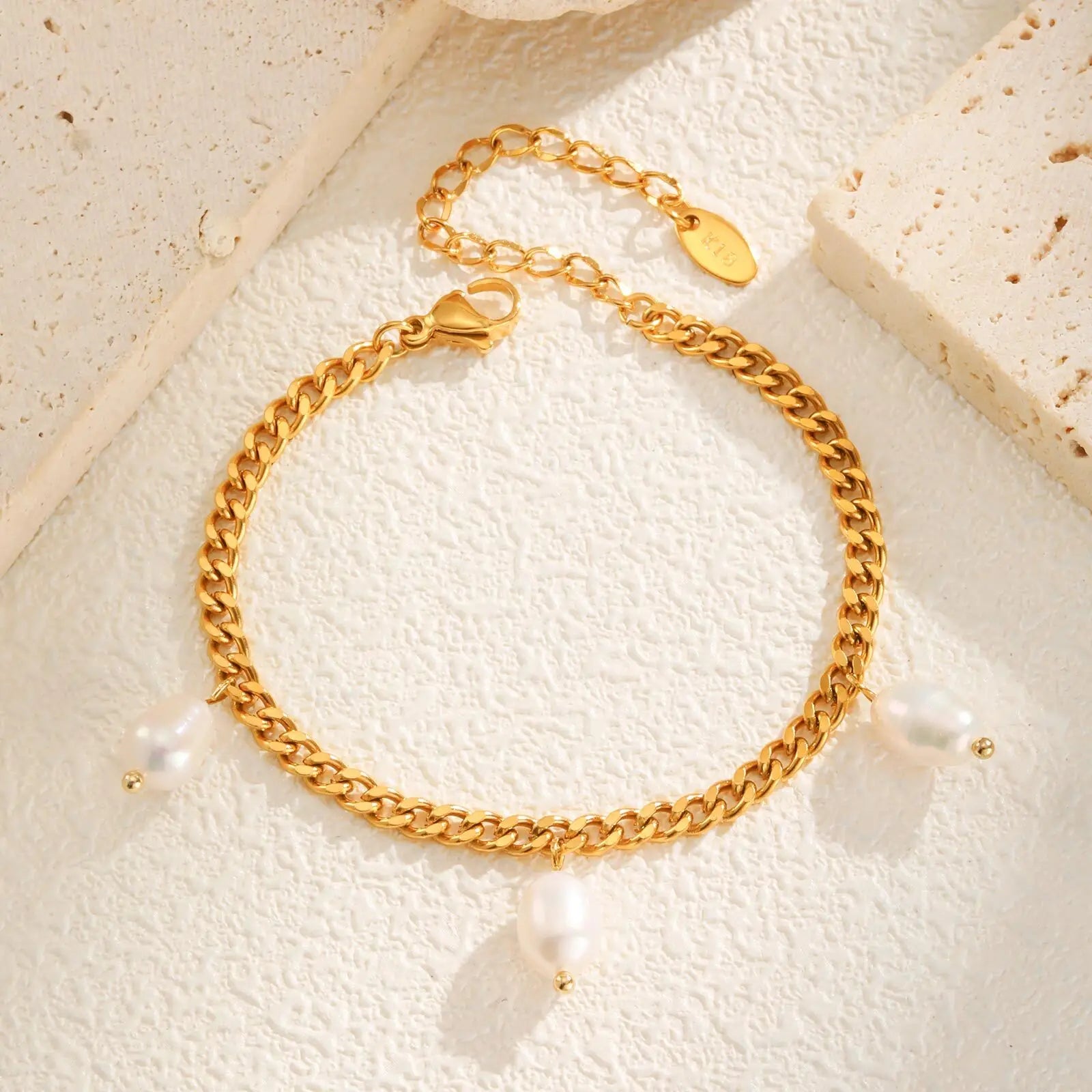Elegante Pulseira de Pérolas com Corrente Banhada a Ouro 18K