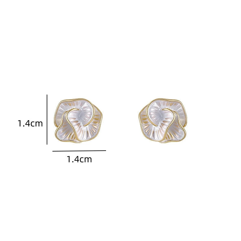 Brincos Florais de Esmalte Branco Dobrados - Design Exclusivo