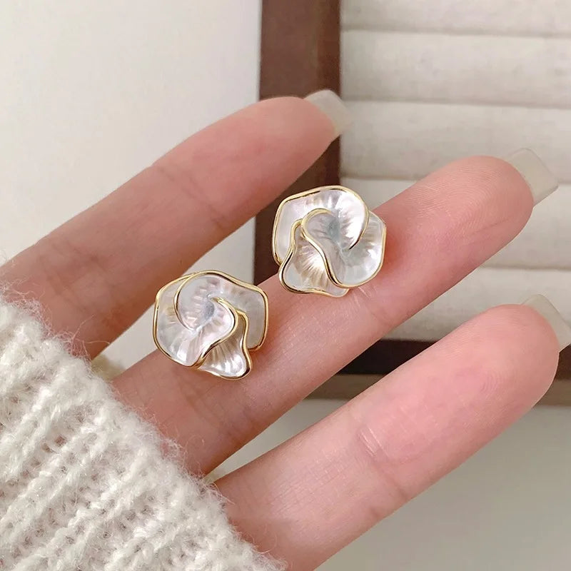 Brincos Florais de Esmalte Branco Dobrados - Design Exclusivo