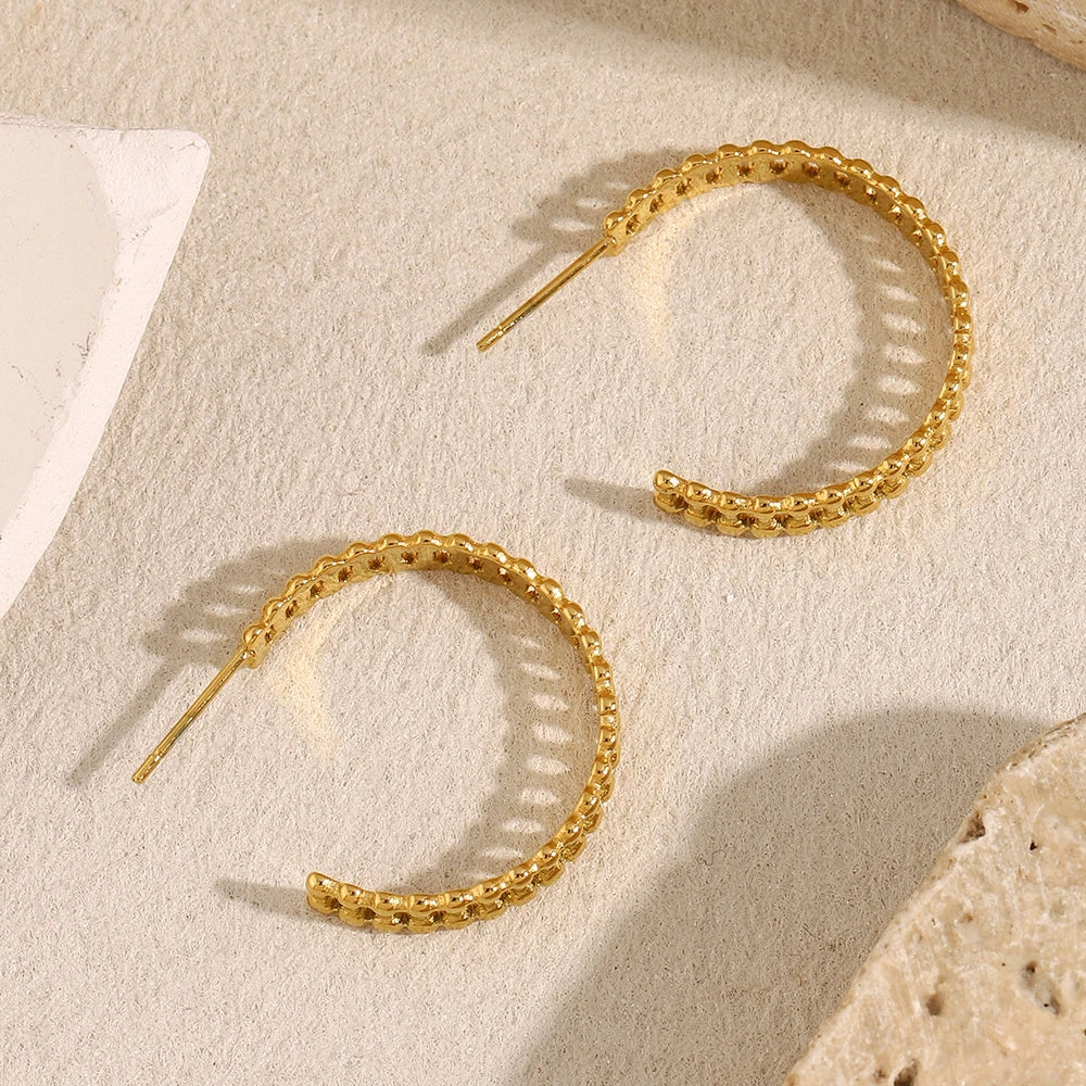 Ebbelle Brinco distintivo statememt em forma de C oco para mulheres metal banhado a ouro 18K joias para orelha da vida diária