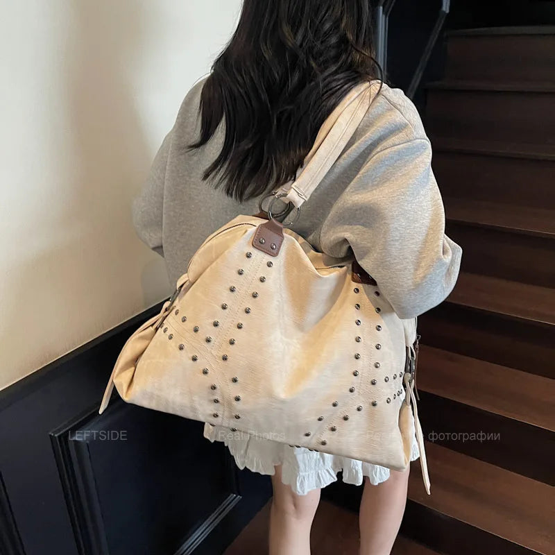 Leftside alta capacidade rebites design couro do plutônio travesseiro sacos para as mulheres 2025 novo estilo punk tendência feminina bolsa de ombro bolsas