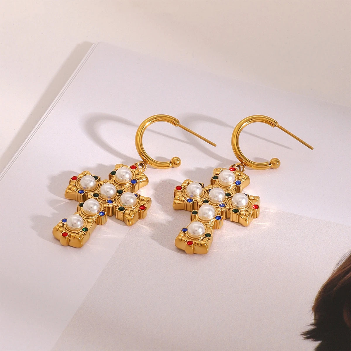 Brincos Cruz Zircão Colorido com Pérola em Ouro 18K