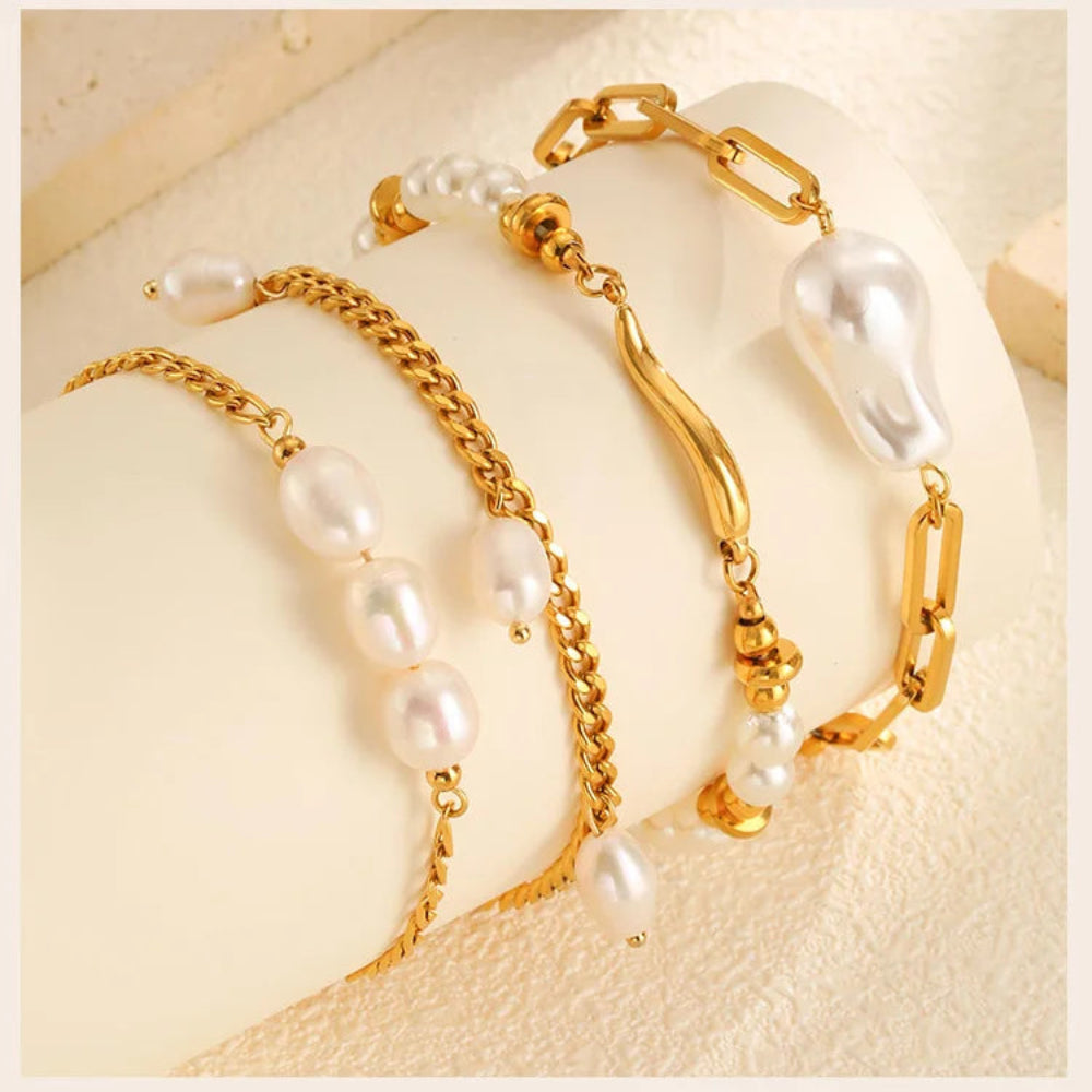 Elegante Pulseira de Pérolas com Corrente Banhada a Ouro 18K