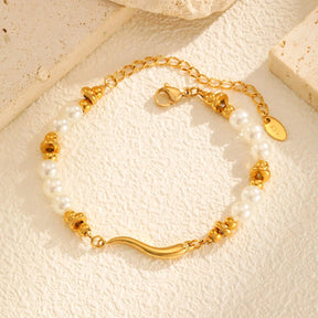 Elegante Pulseira de Pérolas com Corrente Banhada a Ouro 18K