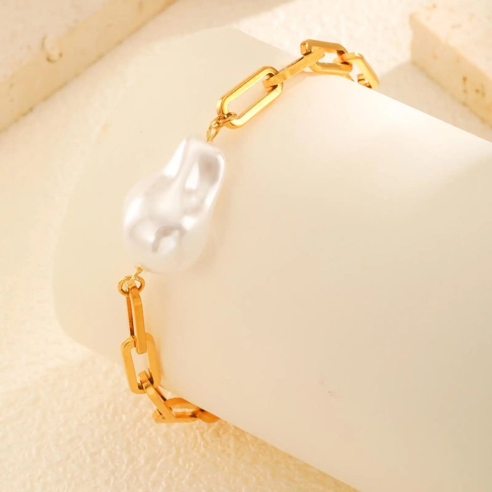 Elegante Pulseira de Pérolas com Corrente Banhada a Ouro 18K