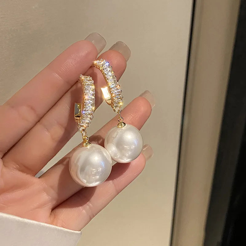 Brincos Elegantes de Pérola Simulada com Cristais