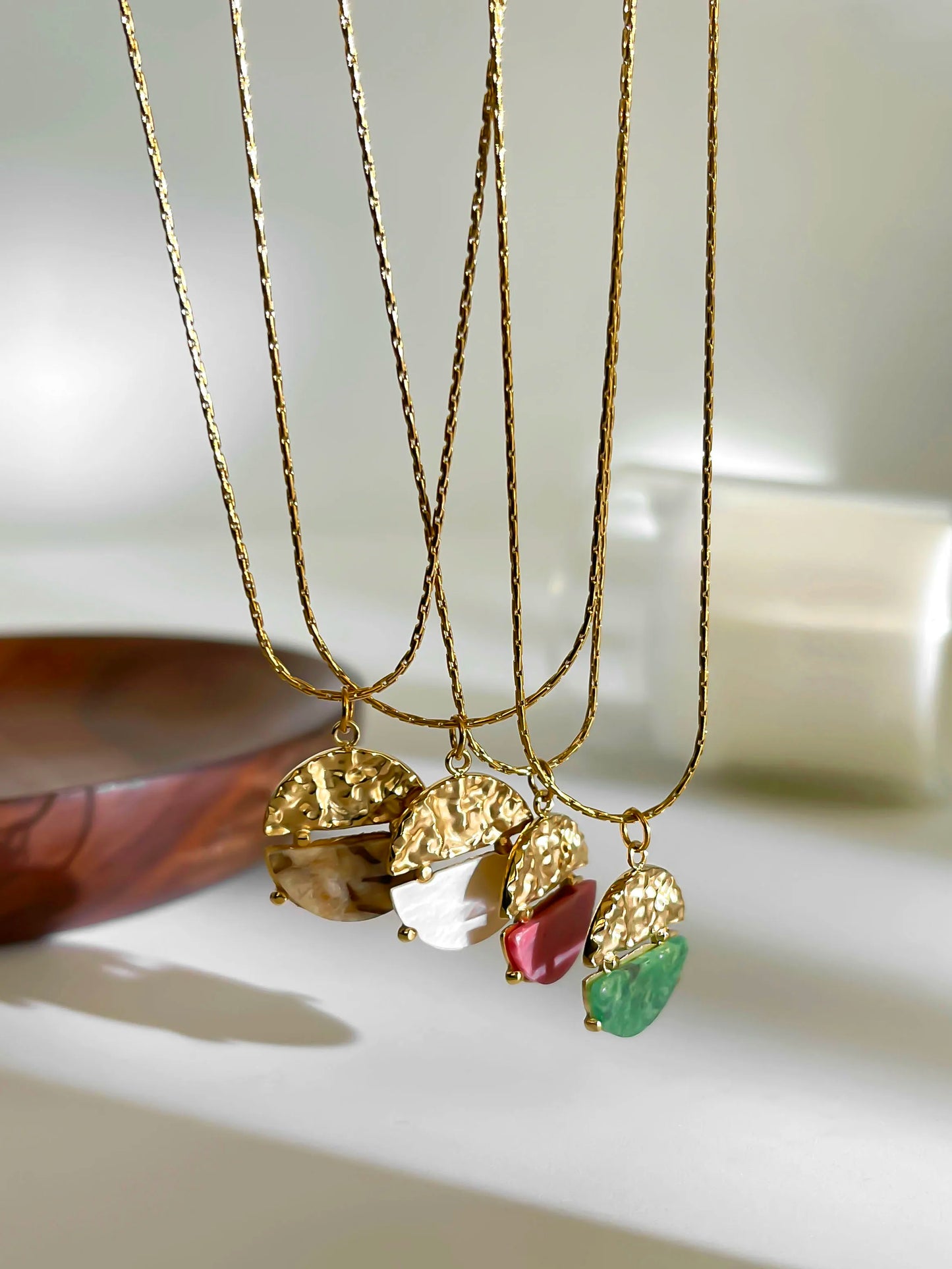 Colar Pingente Circular em Aço Inoxidável Banhado a Ouro 18K