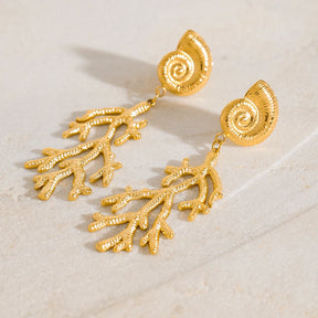 Brincos Elegância Oceânica: Concha e Coral Banhados a Ouro 18K