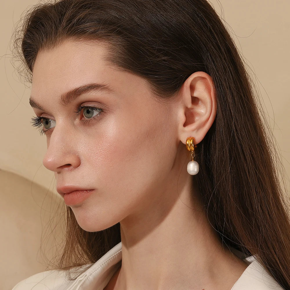 E.B.belle Minailst estilo brilhante em forma de C brincos de pérola banhados a PVD 316L aço inoxidável hipoalergênico festa feminina joias de orelha