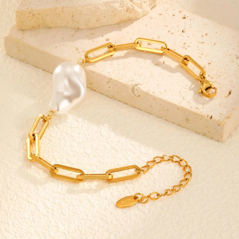 Elegante Pulseira de Pérolas com Corrente Banhada a Ouro 18K