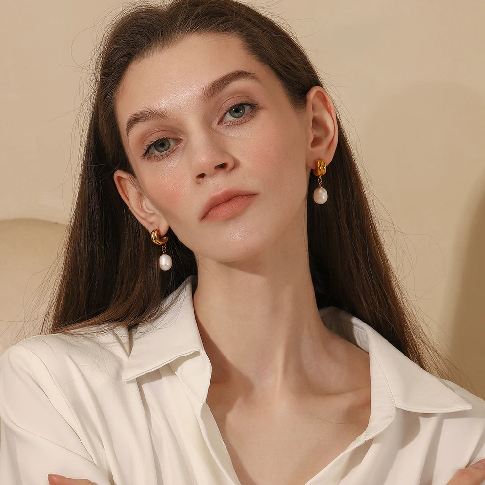 E.B.belle Minailst estilo brilhante em forma de C brincos de pérola banhados a PVD 316L aço inoxidável hipoalergênico festa feminina joias de orelha