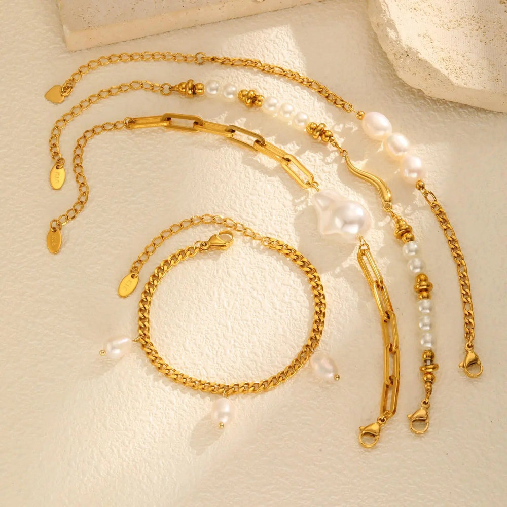 Elegante Pulseira de Pérolas com Corrente Banhada a Ouro 18K