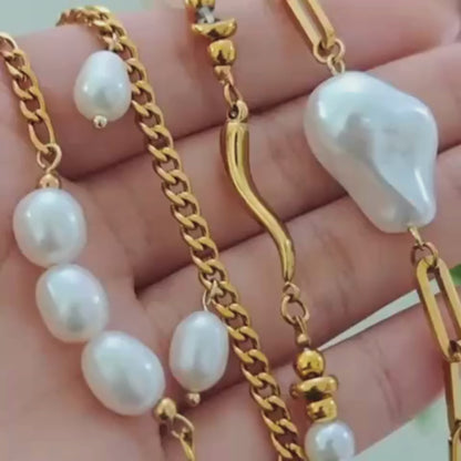 Elegante Pulseira de Pérolas com Corrente Banhada a Ouro 18K