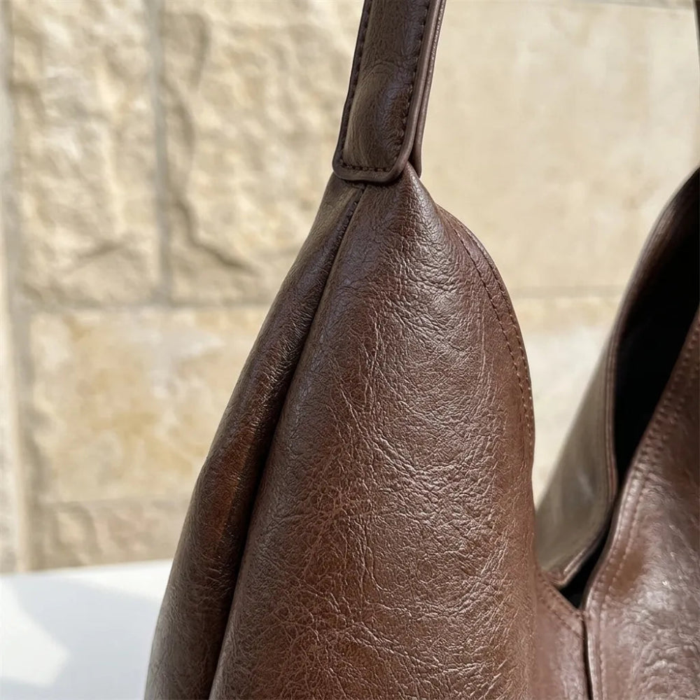 Bolsa Hobo de Couro Feminina Leftside - Elegância Atemporal